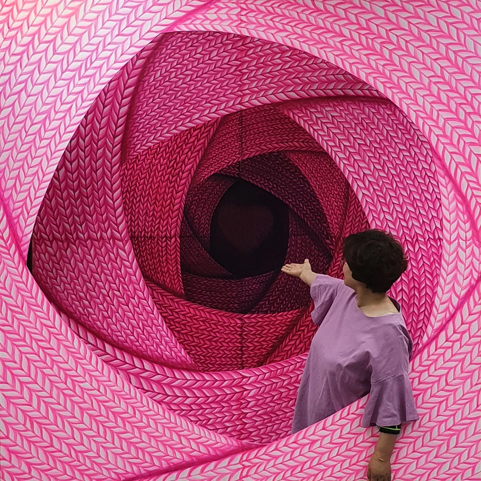 Jeong Wookyung with the pink expanded canvas — sequence 3